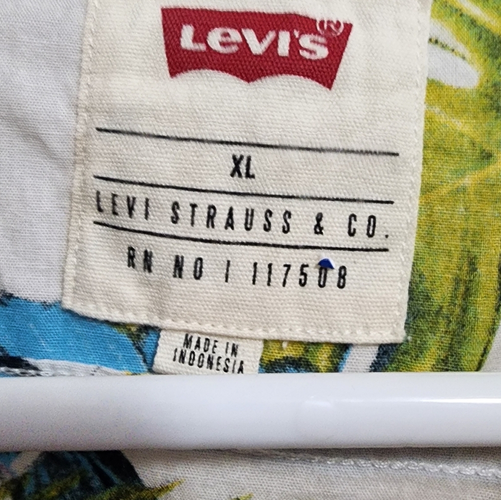 Levi's Colorful Parrot Print Men's Shirt - Picture 3 of 3